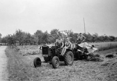 Haferernte mit dem Trecker von Niedermowwe um 1948 Haferernte mit dem Trecker von Niedermowwe um 1948